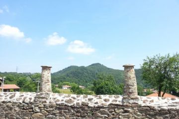 Castello - le Mura lungo la strada